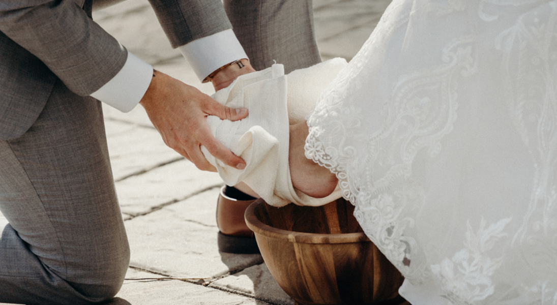 Lava-pés no casamento: qual o significado desse ritual?