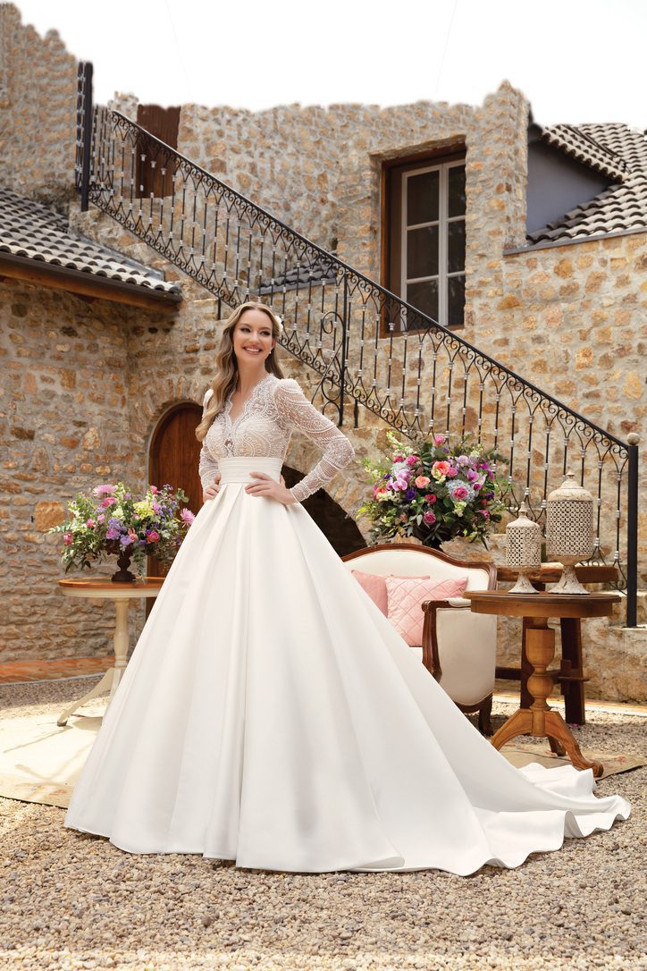 Ianna Noivas - A blogueirinha @nogueiraemillys com nosso vestido de noiva  Princesinha e uma coroa dourada belíssimavc arrasou Ensaio  fotográfico lindo.. #vestidodenoiva #noiva #ensaiofotografico #bloguerinha # casamento #coroadenoiva #buquedenoiva